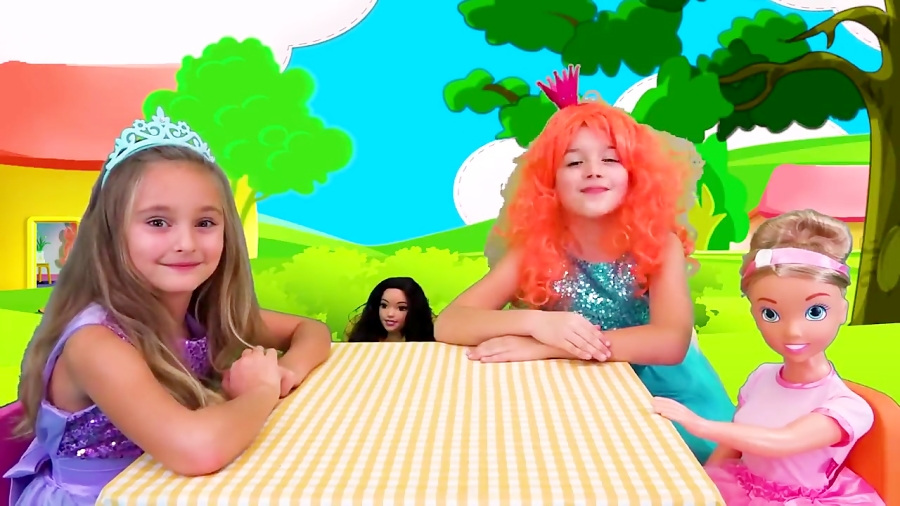 اسباب بازی ها و خانواده مهربان - ساشا و مامان در مرکز بازی بچه ها